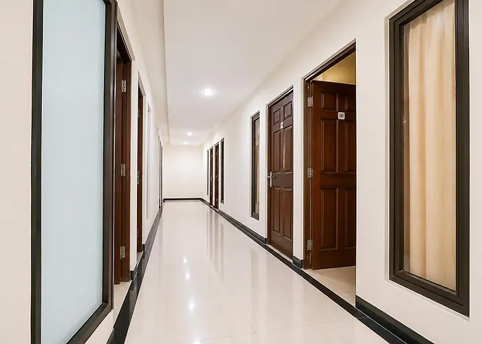 Oyo Life 90606 Glass House Citraland Syariah Surabaya