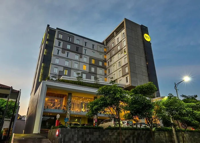 Yello Hotel Jemursari